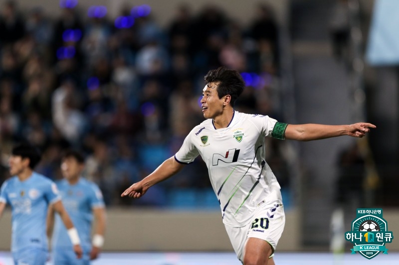 '이동국 301호 포인트' 전북, 대구 2-0 꺾고 다시 울산과 3점 차 '이동국 301호 포인트' 전북, 대구 2-0 꺾고 다시 울산과 3점 차