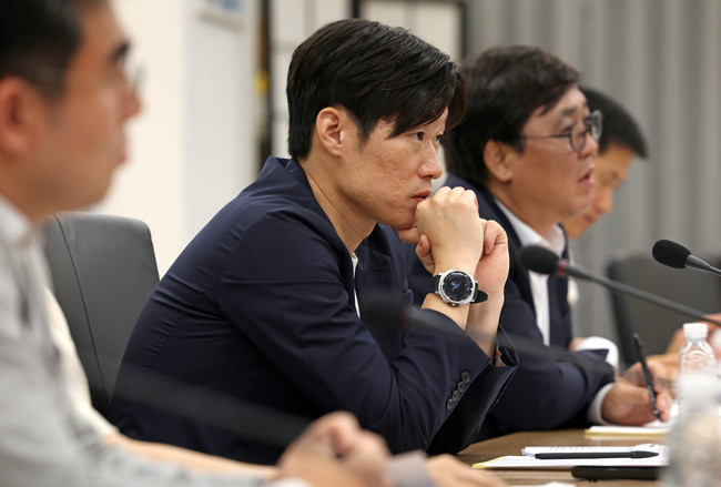 "나이 어린 박지성이 뭘 알아?' 전북축구협회장 발언에 박지성은 "위치에 안 맞는 행동이었어"(일문일답)_이미지